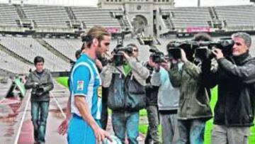 <b>DE CORTO. </b>Iván Alonso posó de blanquiazul en Montjuïc en el día de su presentación.