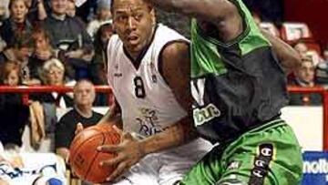 <b>DE VUELTA.</b> El jugador, en la imagen defendiendo a Danny Strong, de los Gravelines.