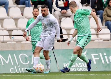 Carlos Puga conduce el balón.