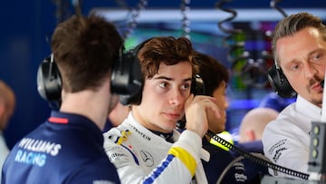 AME3704. SAO PAULO (BRASIL), 01/11/2024.- El piloto argentino de la escudería Williams, Franco Colapinto (c), participa durante la primera sesión de entrenamientos del Gran Premio de Fórmula Uno de Brasil en el circuito de Interlagos este viernes, en Sao Paulo (Brasil). EFE/ Andre Coelho