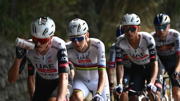 Corredores del UAE escoltan a su líder, Tadej Pogacar.