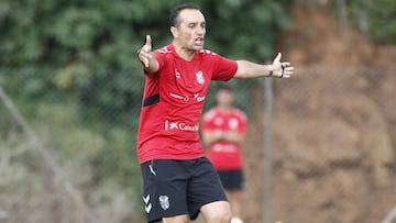 Jos&eacute; Luis Oltra, durante un entrenamiento del Tenerife.