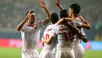 ERD06. ESTAMBUL (TURQUÍA), 16/08/2017.- El jugador del Sevilla FC Sergio Escudero (2d) celebra con sus compañeros luego de anotar un gol contra Basaksehir Istanbul hoy, miércoles 16 de agosto de 2017, durante un partido por la Liga de Campeones de la UEFA disputado en Estambul (Turquía). EFE/Erdem Sahin