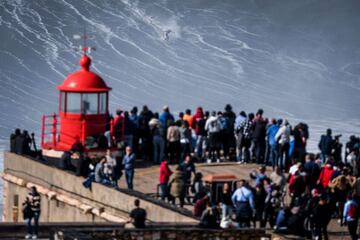Mucha gente presenció el swell XXL desde el fuerte de San Miguel Arcángel en Praia do Norte, Nazaré (Portugal) el 25 de febrero del 2022.