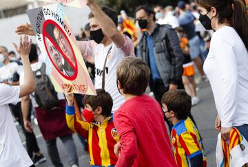 07/05/21
MANIFESTACION DE LA AFICION DEL VALENCIA CF CONTRA LA GESTION DEL CLUB 







 


