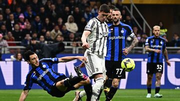 Inter Milan's Italian defender Matteo Darmian (L) defends against Juventus' Serbian forward Dusan Vlahovic during the Italian Serie A football match between Inter and Juventus on March 19, 2023 at the Giuseppe-Meazza (San Siro) stadium in Milan. (Photo by GABRIEL BOUYS / AFP)