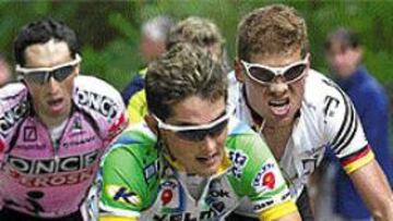 <b>JUNTOS EN EL TOUR.</B> Sevilla ya se codeó con los grandes, entre ellos Ullrich (derecha), en el Tour de 2001.