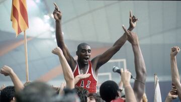 Kevin Magee celebra el 1 de diciembre de 1983 el título de Copa del Rey con el CAI Zaragoza tras ganar en la final al Barcelona.