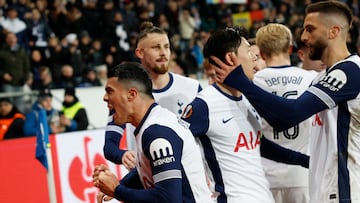 Son Heung-min celebra un gol con Pedro Porro y Rodrigo Bentancur.