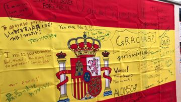 La bandera de Espa&ntilde;a en la que los aficionados a Alonso firman sus mensajes de apoyo.