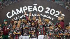 Marcelo celebra la Copa Libertadores con sus compañeros.