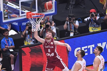 David Bertans anota una canasta en el primer cuarto del partido.