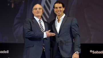 GRAF1846. ALICANTE, 31/01/2018.- El tenista Rafa Nadal (d), junto al presidente del Banco Sabadell, Josep Oliu (i), esta tarde en el ADDA (Auditorio de la Diputación de Alicante) donde participa en un encuentro con clientes de este banco para habla