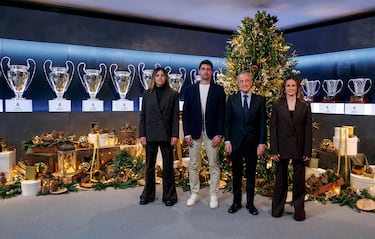 Florentino Pérez, presidente del Real Madrid junto a Tere Abelleira y Misa Rodríguez, capitanas del Real Madrid Femenino, y Pau Quesada, entrenador del Real Madrid Femenino.