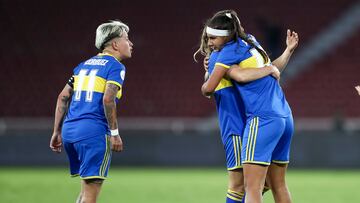 QUI01. QUITO (ECUADOR), 25/10/2022.- La jugadora María Morales Vargas (d) de Boca celebra el gol del empate a 1-1 hoy, en un partido de las semifinales de la Copa Libertadores Femenina entre Deportivo Cali y Boca Juniors en el estadio Rodrigo Paz Delgado en Quito (Ecuador). EFE/José Jácome
