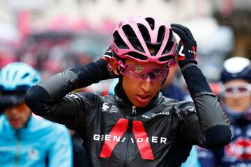 Egan Bernal antes del comienzo de la etapa. 