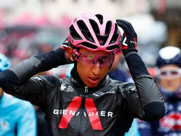 Egan Bernal antes del comienzo de la etapa. 