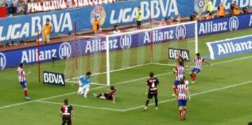 Liga Bbva. Atlético de Madrid - Rayo Vallecano. 5-0. Raúl García remata el quinto gol.