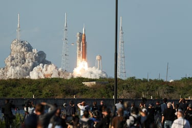 Momento en el que la misión Artemis II de la NASA, que sobrevolará la Luna y consta del cohete Space Launch System (SLS) con la cápsula tripulada Orion, despega del Centro Espacial Kennedy en Cabo Cañaveral.