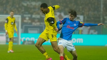 Kiel (Germany), 14/01/2025.- Felix Nmecha (L) in action against Magnus Knudsen (R) during the German Bundesliga soccer match between Holstein Kiel and Borussia Dortmund, in Kiel, Germany, 14 January 2025. (Alemania, Rusia) EFE/EPA/MARTIN ZIEMER CONDITIONS - ATTENTION: The DFL regulations prohibit any use of photographs as image sequences and/or quasi-video.