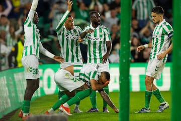  El defensa del Betis Natan anota el gol 1-0 y en ese momento impacta con la cabeza de Zec y se ha hecho una brecha.
