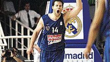 <B>CAMBIO DE BANDO.</B> Reyes celebró el triunfo colegial ante el Madrid.