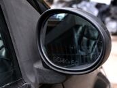 Estos grabados de patente están prohibidos en Chile: no están permitidos ni en vidrios ni espejos según la ley