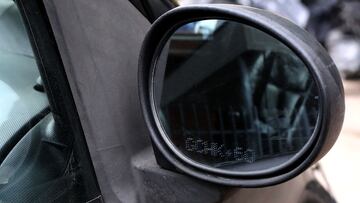 Estos grabados de patente están prohibidos en Chile: no están permitidos ni en vidrios ni espejos según la ley