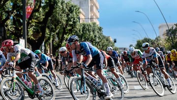 Israel-Premier Tech's Canadian rider Derek Gee (C) rides in the pack during the 4th stage of the 108th Giro d'Italia cycling race 189kms from Alberobello to Lecce on May 13, 2025. (Photo by Luca Bettini / AFP)
