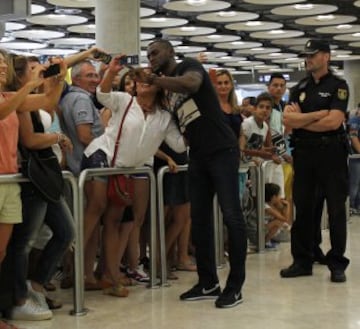 El colombiano Jackson Martínez, delantero del Atlético de Madrid, se fotografía con aficionados a su llegada esta tarde al aeropuerto Adolfo Suárez-Barajas de Madrid. Martínez ha sido traspasado desde el Porto a cambio de la cantidad de su cláusula de rescisión, 35 millones de euros.