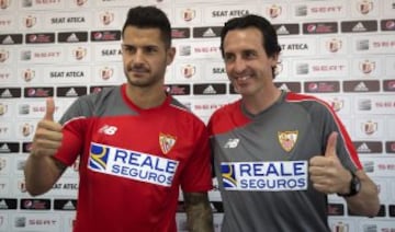 El entrenador del Sevilla, Unai Emery, y el centrocampista Victor Machín "Vitolo" en la rueda de prensa oficial hoy en la ciudad deportiva del club, en la víspera de la final de la Copa del Rey de mañana ante el Barcelona. 