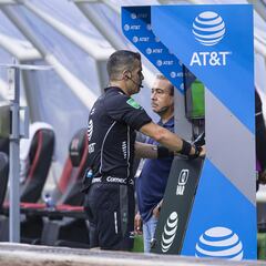 Presuntos insultos entre cuerpo arbitral y la banca de Cruz Azul