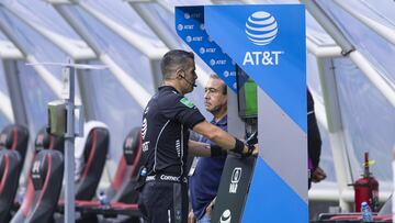 El árbitro, Fernando Hernández, revisa una jugada en el VAR durante el Cruz Azul vs Toluca.