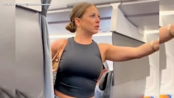 El extraño video de una mujer en un avión que afirma viajar con una persona que “No es real”