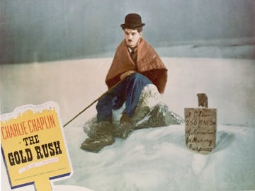 El actor c¨®mico ingl¨¦s Charlie Chaplin en una imagen promocional de su comedia muda "La quimera del oro", estrenada este a?o 1925. Adem¨¢s de protagonizar la pel¨ªcula, Chaplin la escribi¨®, produjo y dirigi¨®.