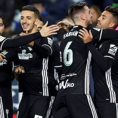 El Betis y un gran Joaquín devuelven al Málaga al infierno
