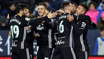 El Betis y un gran Joaquín devuelven al Málaga al infierno