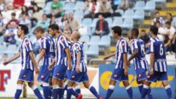 Los jugadores del Deportivo de La Coru&ntilde;a celebran el primer gol frente al Sporting de Gij&oacute;n, durante la final del LXIX Teresa Herrera.