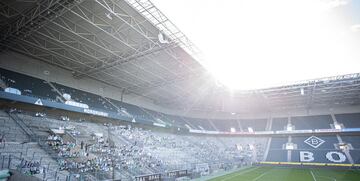 Imágenes de aficionados del Borussia Monchengladbach llenan las gradas del Borussia Park. Los seguidores del club alemán apoyan a su equipo comprando estos cartelones con sus caras y que permanecerán en el estadio hasta que vuelvan los partidos al estadio.