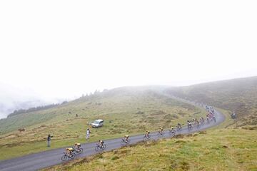 El pelot¨®n durante la novena etapa del Tour.