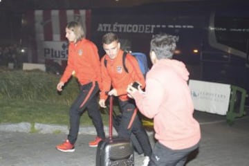 Los seguidores del Atlético acudieron al hotel de concentración para animar a su equipo antes del partido de Champions.
Filipe Luis y Griezmann.