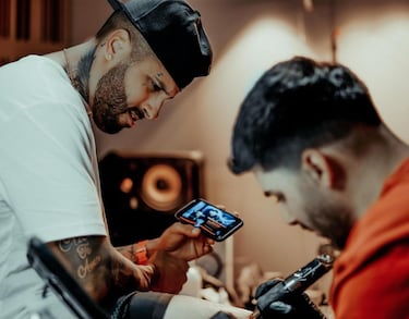 Nicky Jam ha sido otro de los clientes del tatuador murciano.