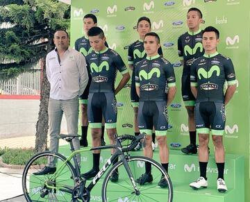 Santiago Rosero (izda.) con ciclistas del Movistar Team Ecuador.