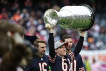 Antes del partido entre Raiders y Bears pudimos ver a Andrew Shaw, jugador de los Chicago Blackhawks, levantando la Stanley Cup.