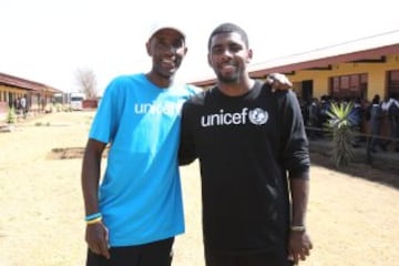 Kyrie Irving, de Cleveland Cavaliers, con su padre Drederick Irving.