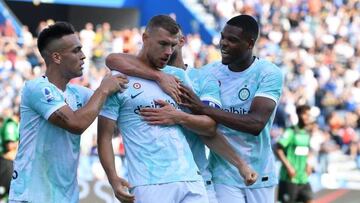 Inter Milan's Bosnian forward Edin Dzeko (C) celebrates with Inter Milan's Argentinian forward Lautaro Martinez (L) and Inter Milan's Dutch midfielder Denzel Dumfries (R) after scoring his team's first goal during the Italian Serie A football match between U.S.Sassuolo Calcio and Inter Milan at the Mapei Stadium - Città del Tricolore in Reggio Emilia on October 8, 2022. (Photo by Tiziana FABI / AFP) (Photo by TIZIANA FABI/AFP via Getty Images)