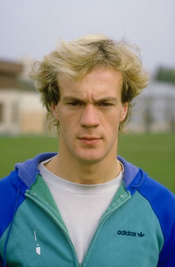 Estuvo en la temporada 1995/1996 que termin車 con el descenso del club. El delantero jug車 15 partidos y marc車 3 goles. Despu谷s, se fue cedido a equipos como el Oldham, el Burnley o el Ipswich Town.