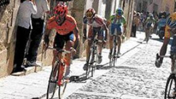<b>NO HAY TREGUA.</B> David Etxebarria y Chente González encabezan la penúltima escapada por las calles de Cuenca.