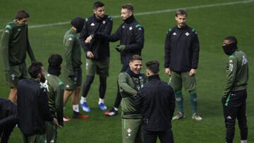 Los futbolistas del Betis, antes de entrenarse.