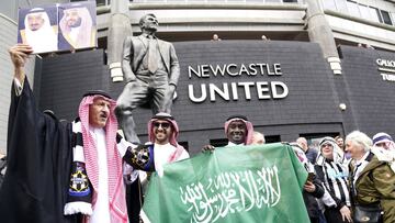 7 de octubre de 2021, Reino Unido, Newcastle: los fan¨¢ticos del Newcastle United vistiendo la tradicional ghutrah saud¨ª en la cabeza son vistos fuera del estadio antes del inicio del partido de f¨²tbol de la Premier League inglesa entre Newcastle United y